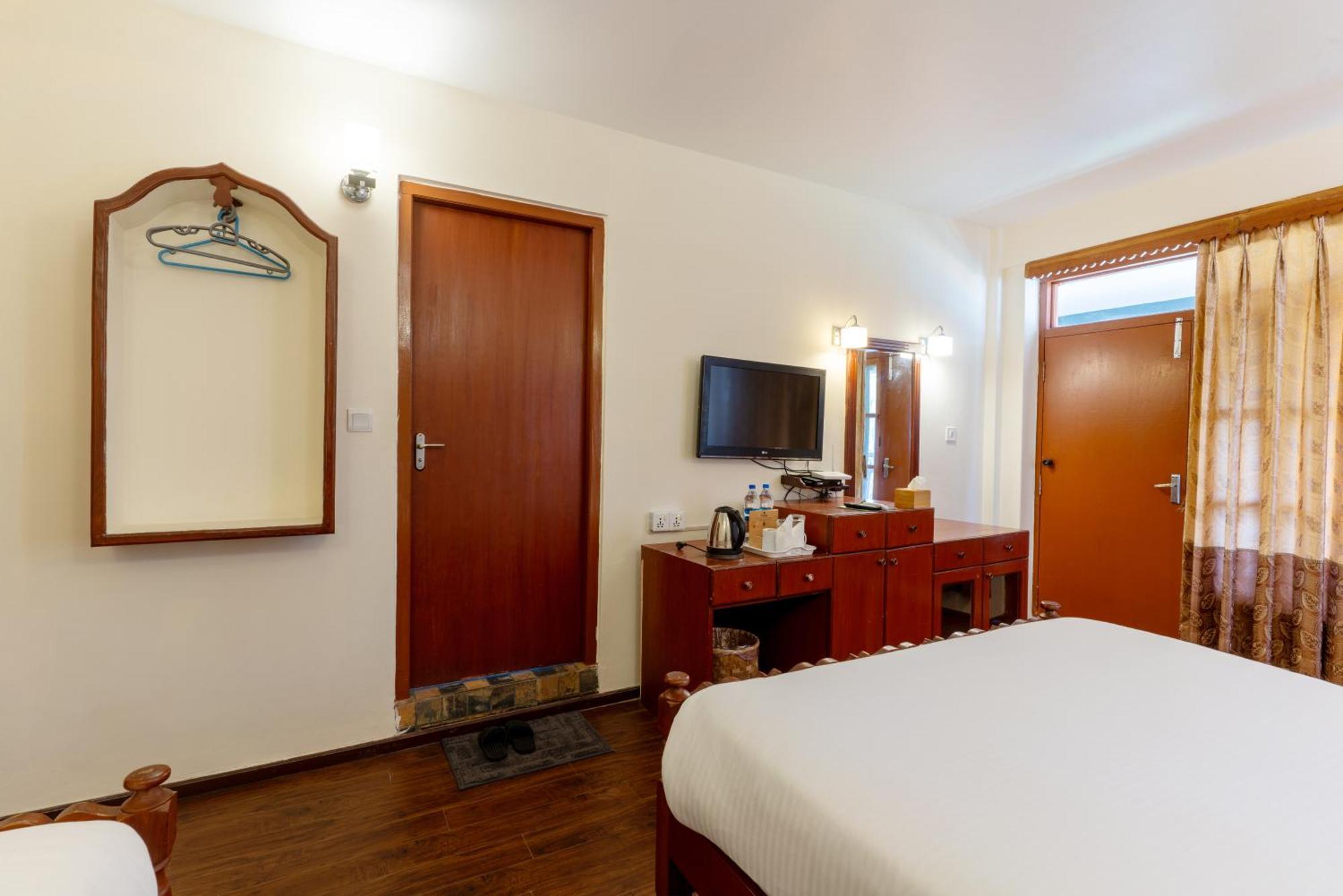 Lake View Resort Pokhara Esterno foto